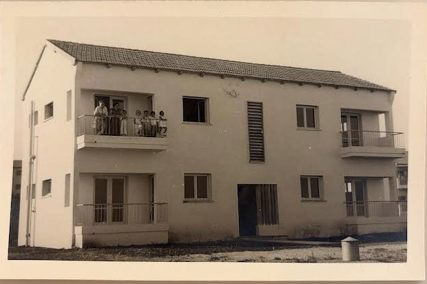 אחד מבנייני שיכון מזריץ' ברמת חן, ותושבים על המרפסת
