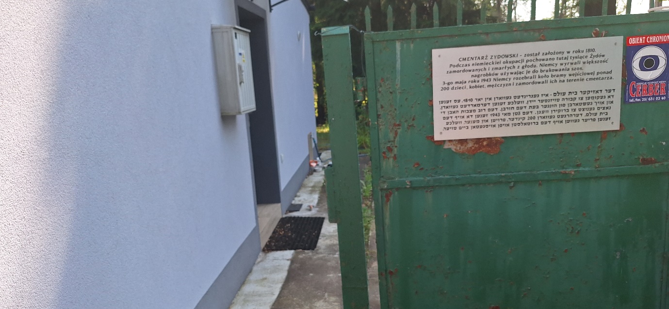 הכניסה לבית הקברות היהודי במזריץ', עם שלט הנצחה בפולנית ובעברית
