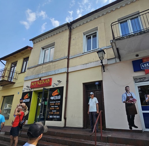 הבית ברחוב Rynek 10 בכיכר העיר, שם גרו הורי אחרי המלחמה